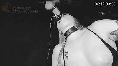 Keçika xweşik a bi çîçikên bêkêmasî li rûmetê